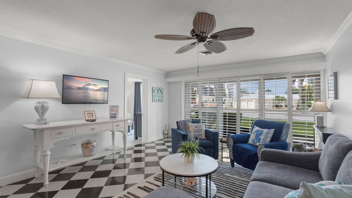 Saint Armands Key Condo | Eclectic Cottage Condo Steps to Lido Beach & St. Armand's, Heated Pool, Spa, & Parking Included!