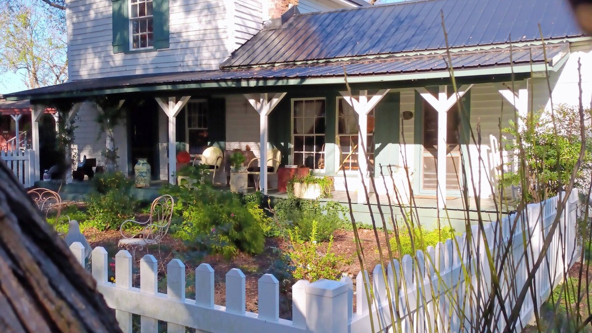 Vale Other | Eclectic Edition 2 bedroom Historic Farmhouse circa 1885 nNo Ghosts Serene Vale