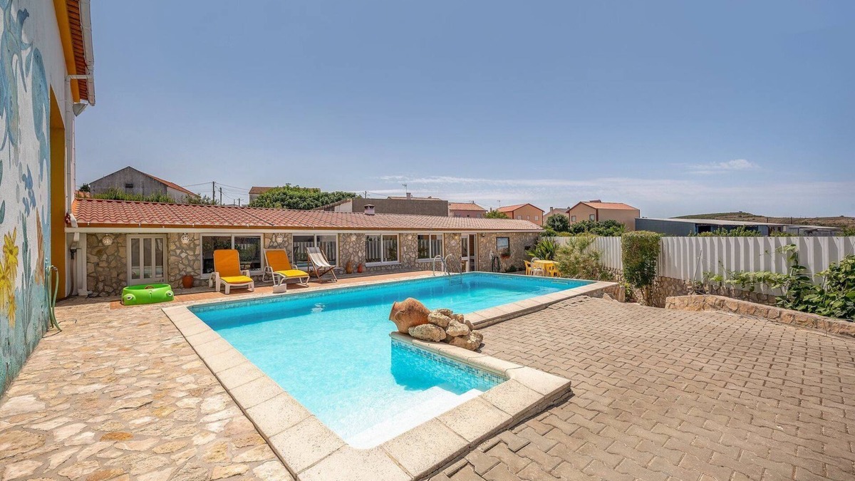 Arruda dos Vinhos Apartment | Eclectic oasis with poolside charm in Arranhó