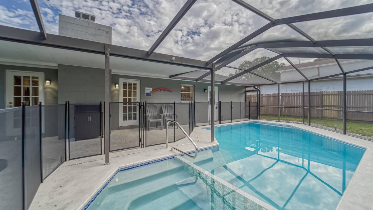 Carrollwood House | Eclectic Oasis | Pool + Air Hockey | Lake View