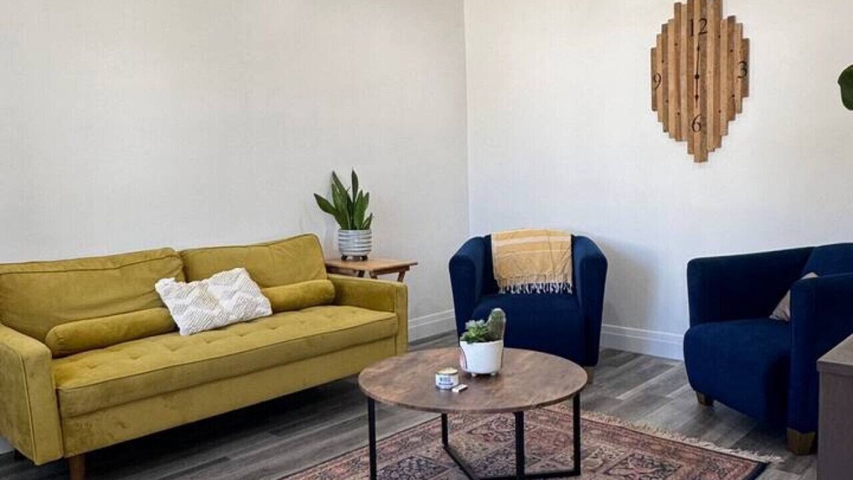 London Apartment | Eclectic Old East 3BD in Entertainment District