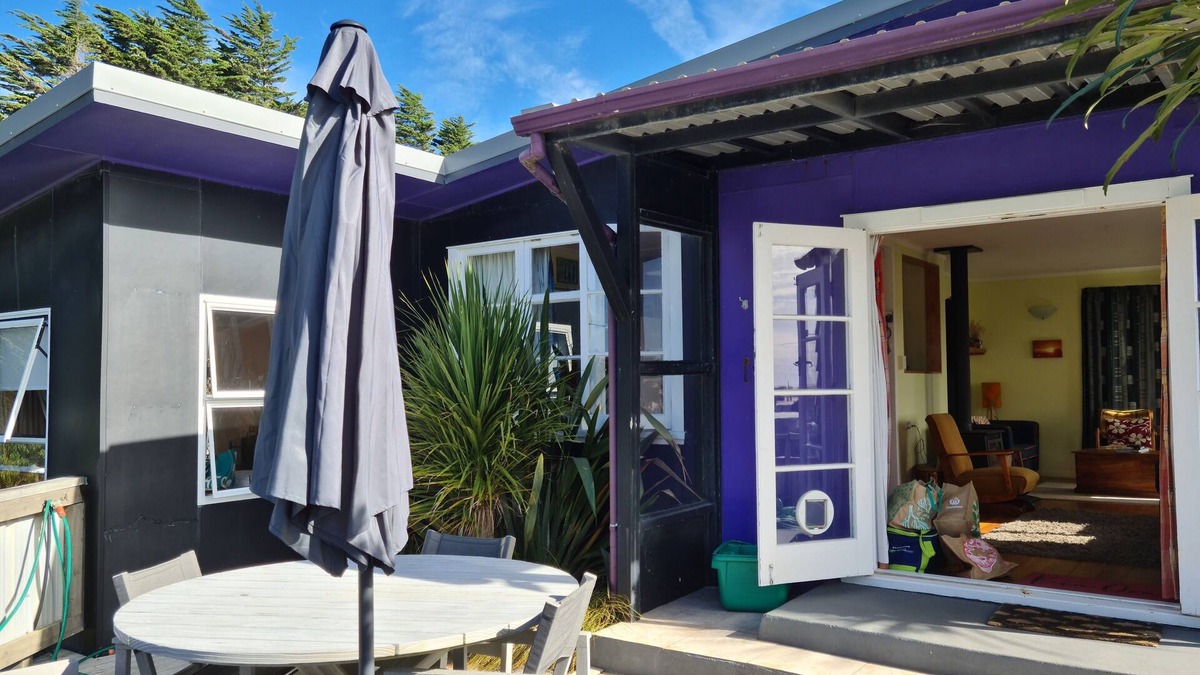 Waitarere Beach Cottage | Eclectic real kiwiana bach