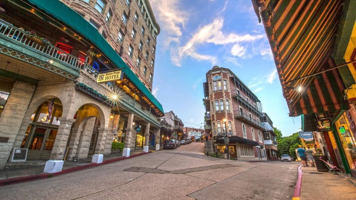 Eureka Springs Historic District Apartment | Eclectic Upper Loft Downtown