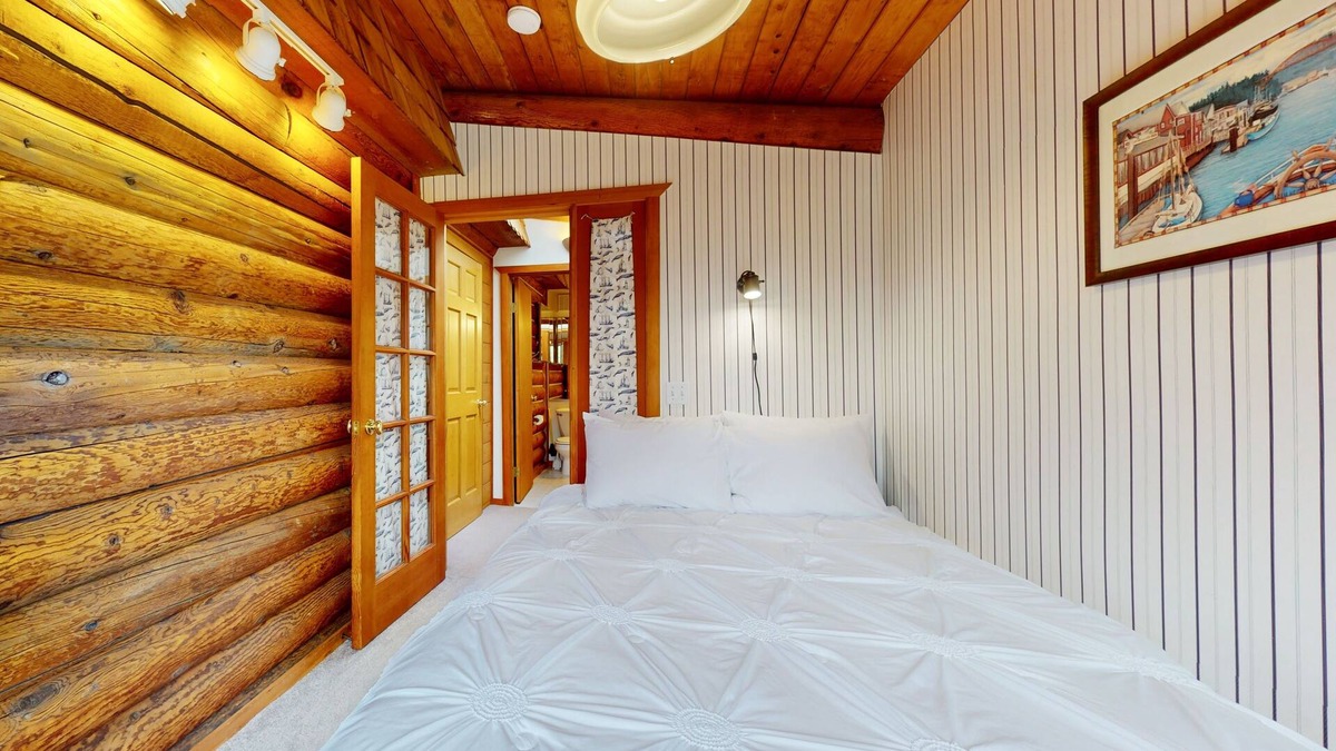 Startup Cabin | Eco-friendly log cabin with amazing views, kitchenette, & private W/D