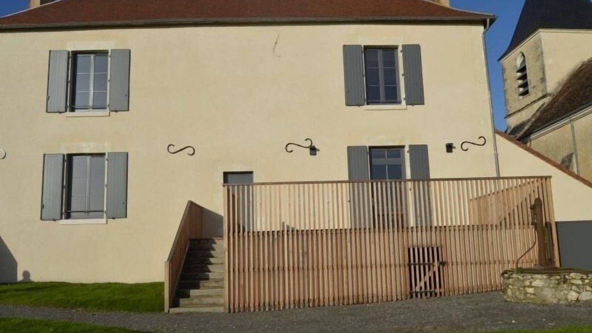 Linge Cottage | Eco-renovated rectory with terrace and pond view, near Brenne Regional Natural Park