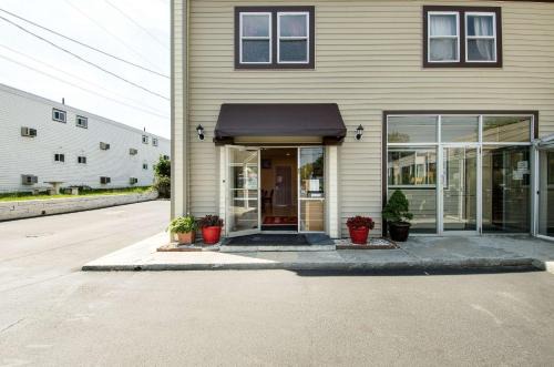 West Yarmouth Cabin | Econo Lodge by Choice - Cape Cod