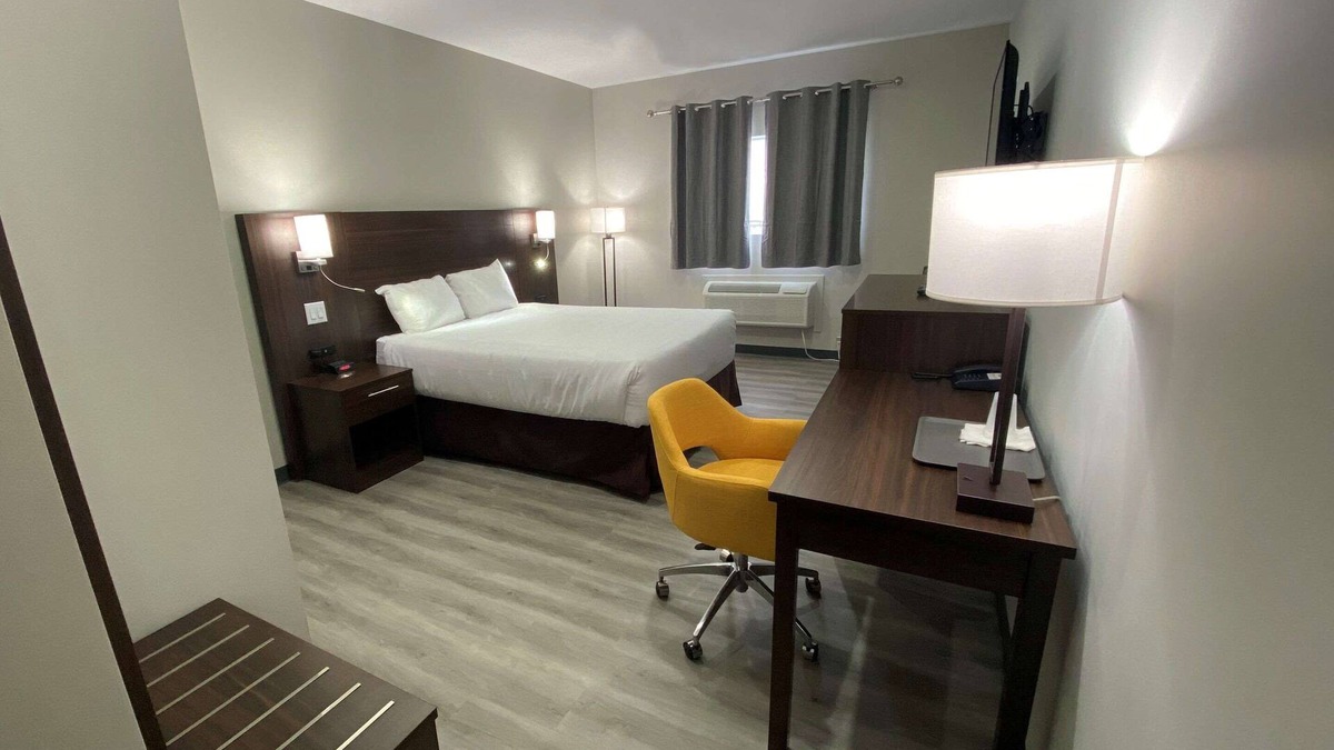 Cochrane Hotel | Econo Lodge