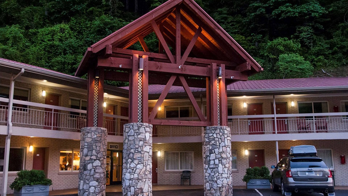 Cherokee Hotel | Econo Lodge Cherokee Near River Park