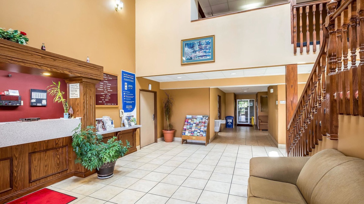 Fairview Heights Hotel | Econo Lodge Inn & Suites Fairview Heights - St. Louis
