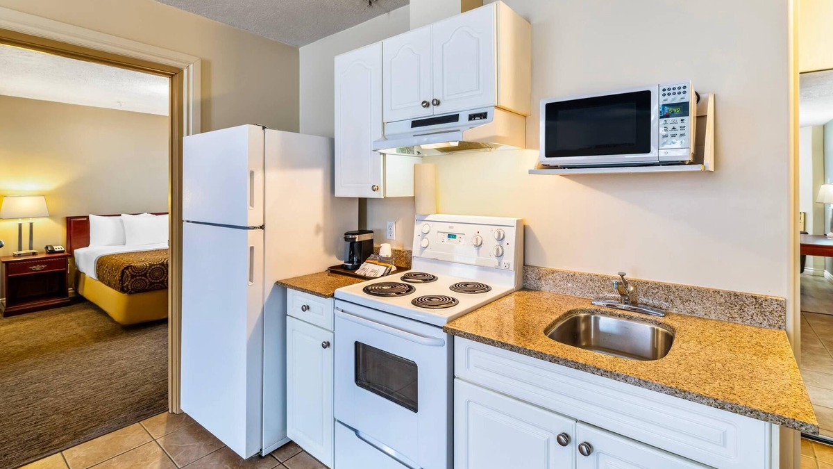 High Level Hotel | Econo Lodge Inn & Suites