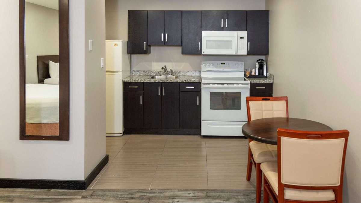 Medicine Hat Hotel | Econo Lodge Inn & Suites