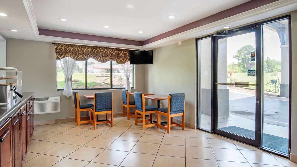 Evergreen Hotel | Econo Lodge Inn & Suites