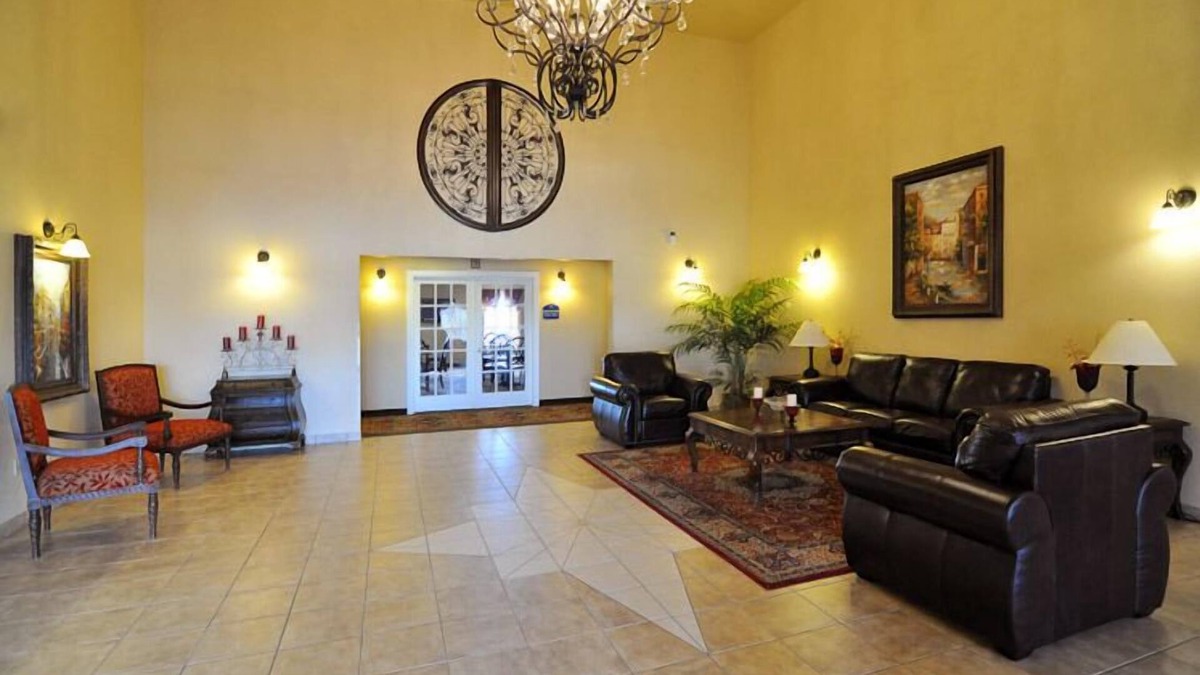 Greenbrier Hotel | Econo Lodge Inn & Suites