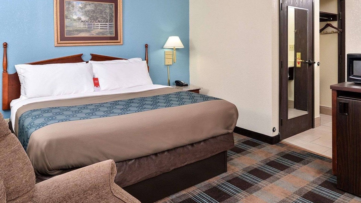 Shelbyville Hotel | Econo Lodge Inn & Suites Shelbyville