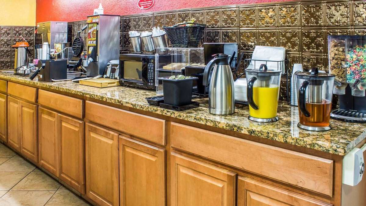 Walnut Hotel | Econo Lodge Inn & Suites
