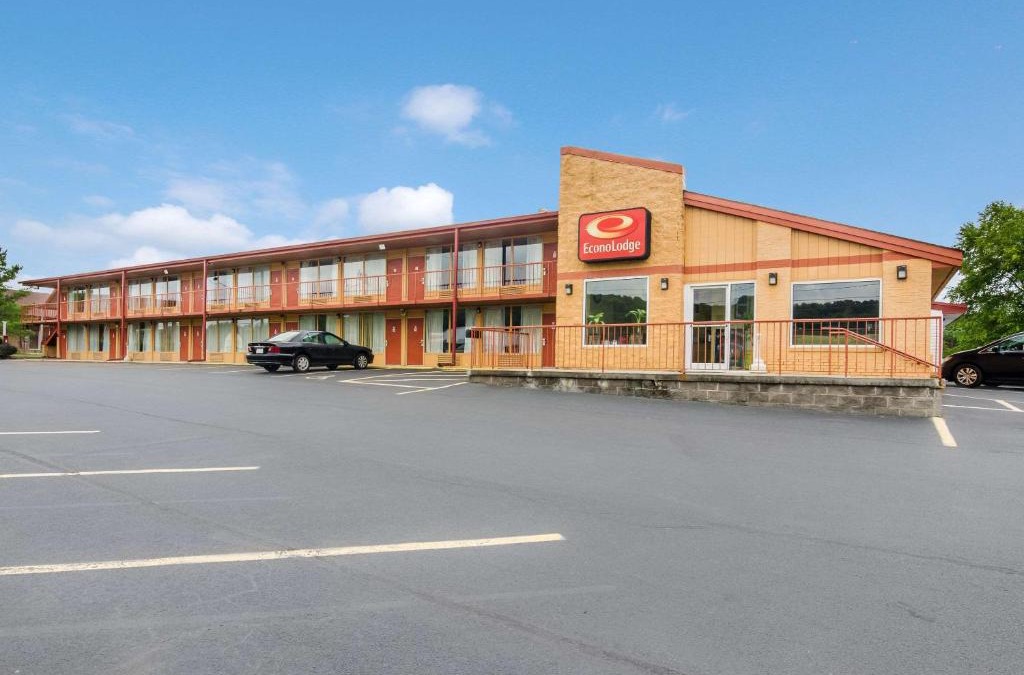 Marion Cabin | Econo Lodge Marion I-81