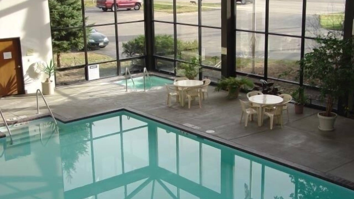 Waupaca Hotel | Econo Lodge