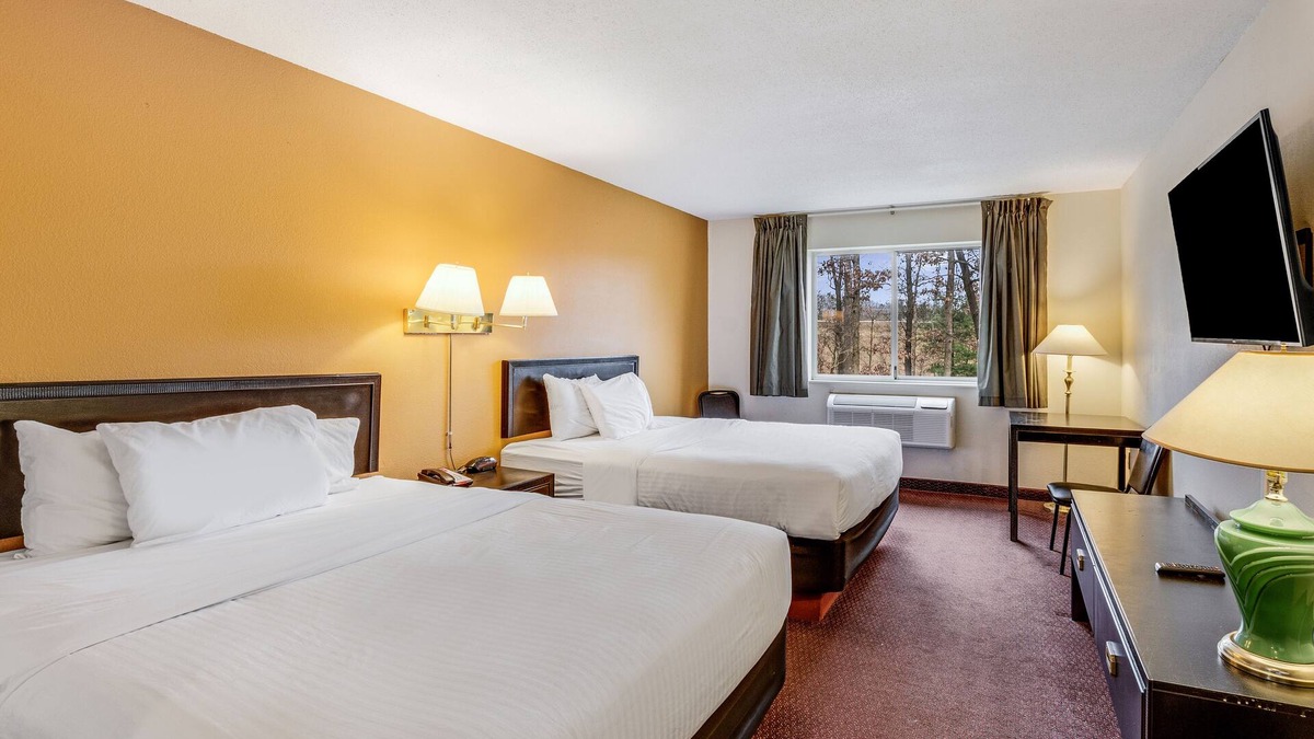 Whitehall Hotel | Econo Lodge Whitehall near Michigan's Adventure