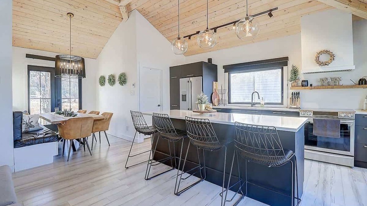 Stanstead Township Ski Chalet | Edge of Lake Lovering - Spa - Chic Shack