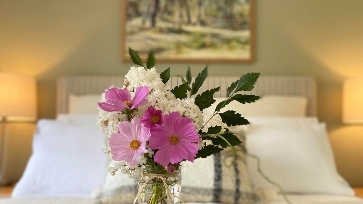 Yeoval Cabin | Edgewater Lodge, idyllic country retreat amidst nature setting with water views.