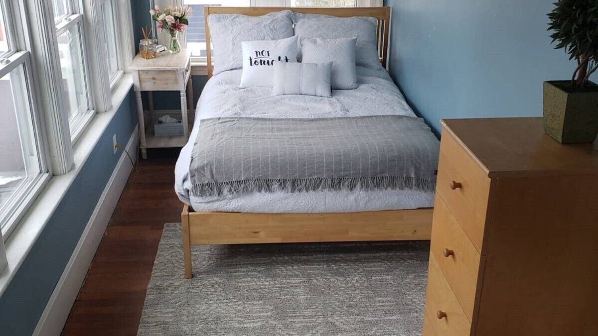 Edgewood Apartment | Edgewood, Cranston Charming 1 Bed by the Bay.
