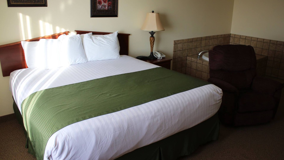 Fairbury Hotel | Edgewood Hotel & Suites