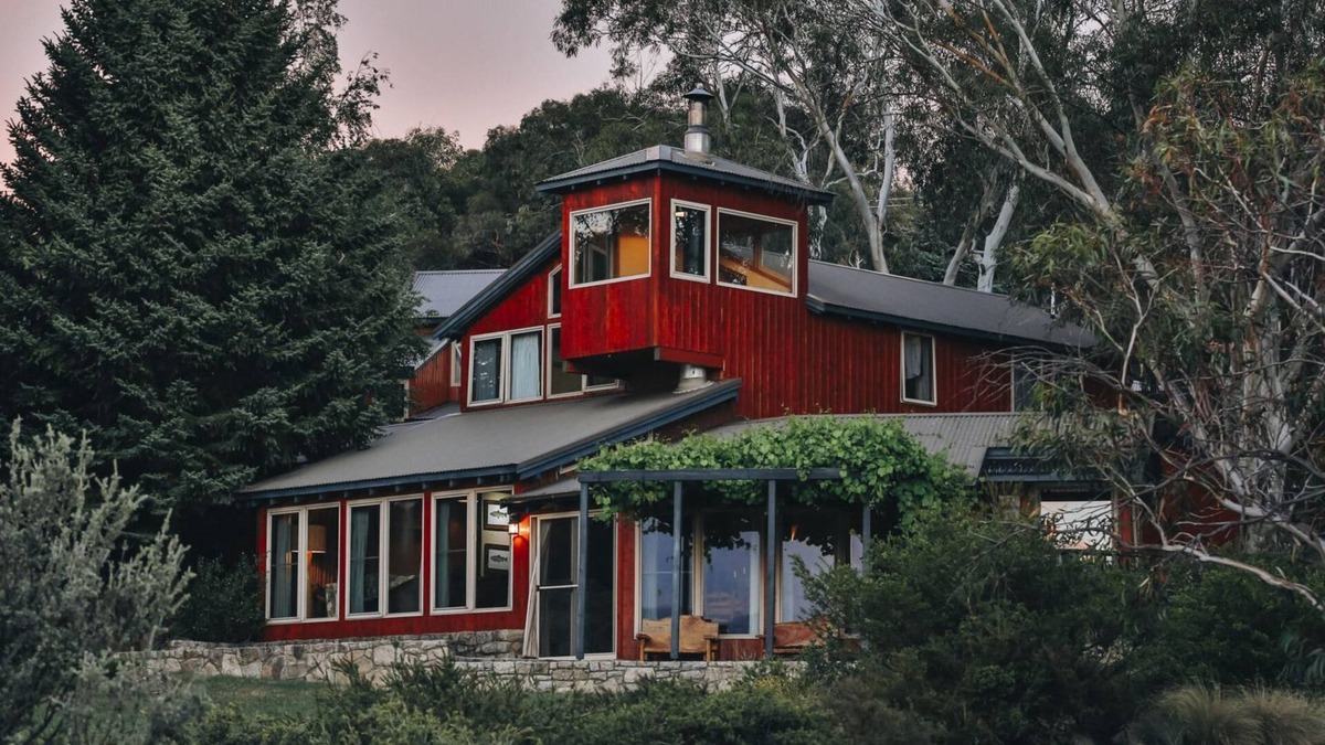 East Jindabyne House | Edzell - 5BR Luxury Home l Amazing Lake Views l Games Room l Tennis Court l WiFi
