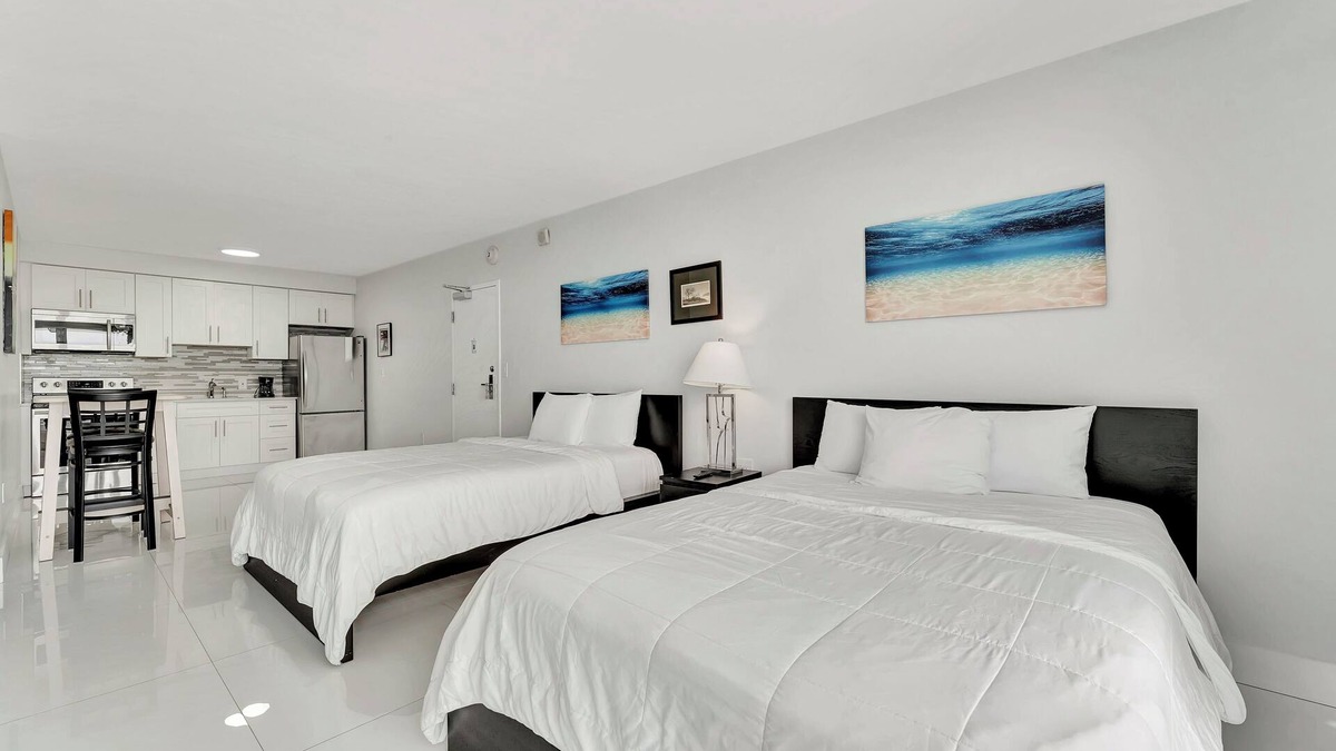 Bermuda Riviera Apartment | Efficiency with City Views