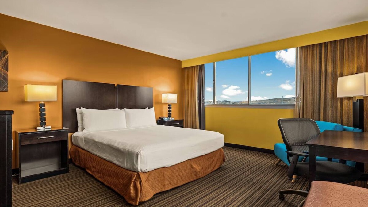 Western Honolulu Hotel | Effortless Airport Access with Swimming Pool & Shuttle | King Bed with City View
