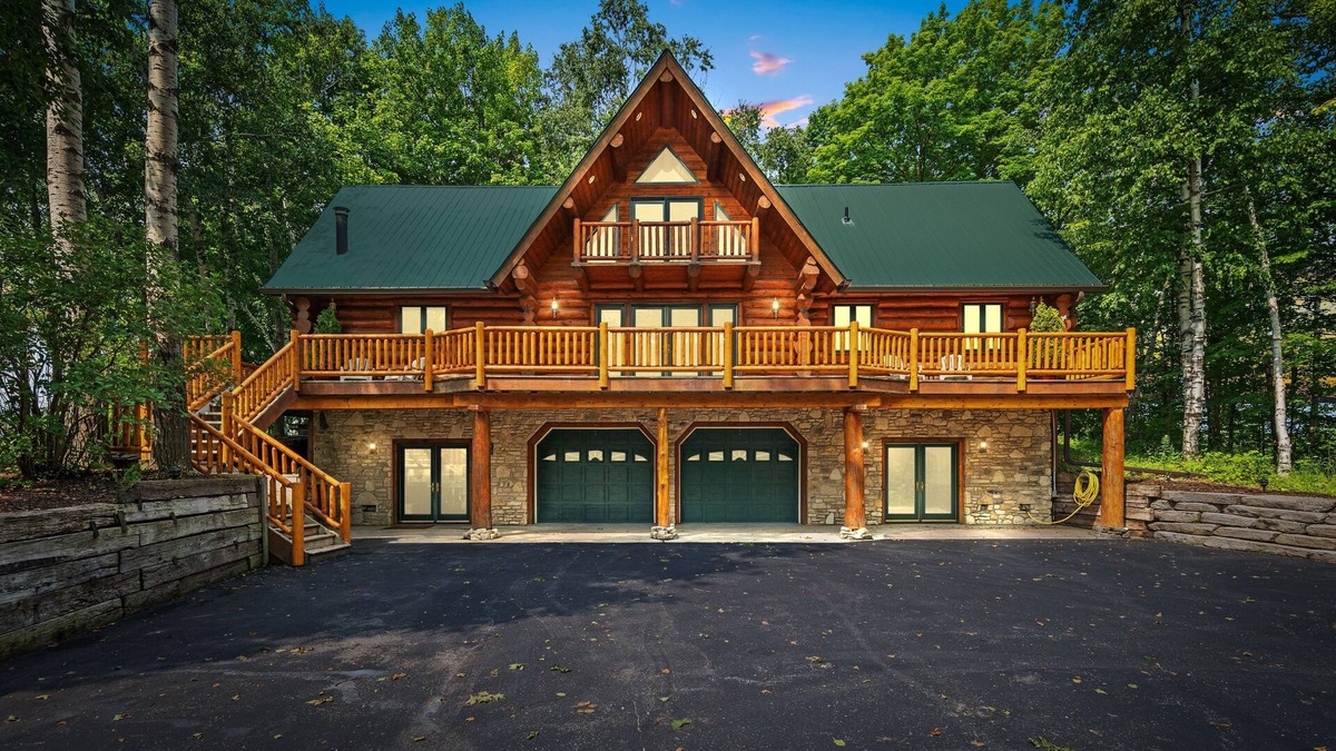 Egg Harbor Cabin | Egg Harbor Log Cabin w Outside Bar and Patio!