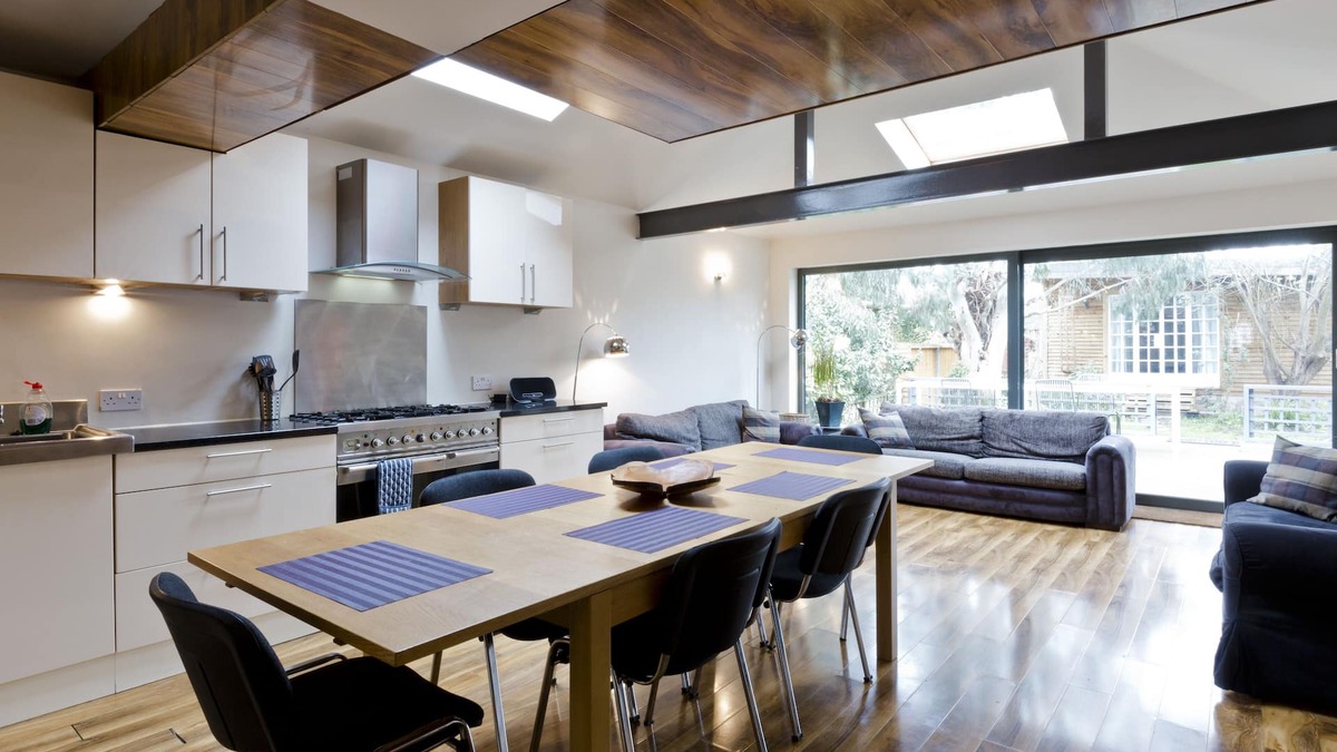 Runnymede House | Egham House serviced apartment near Staines, Windsor, Ascot, Heathrow -sleeps 6