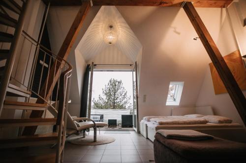 Sudstadt House | Eigenes Maisonettehaus in idyllischer Lage mit Balkon, Nahe Messe, 24h Self-Check In, Gratis parken