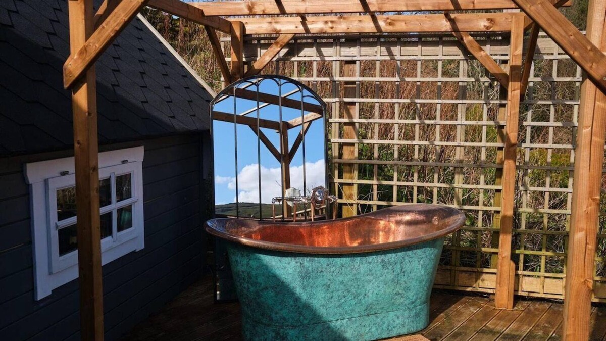 Pontsticill House | Ein Trysor Cudd | Outdoor tub | Incredible Views