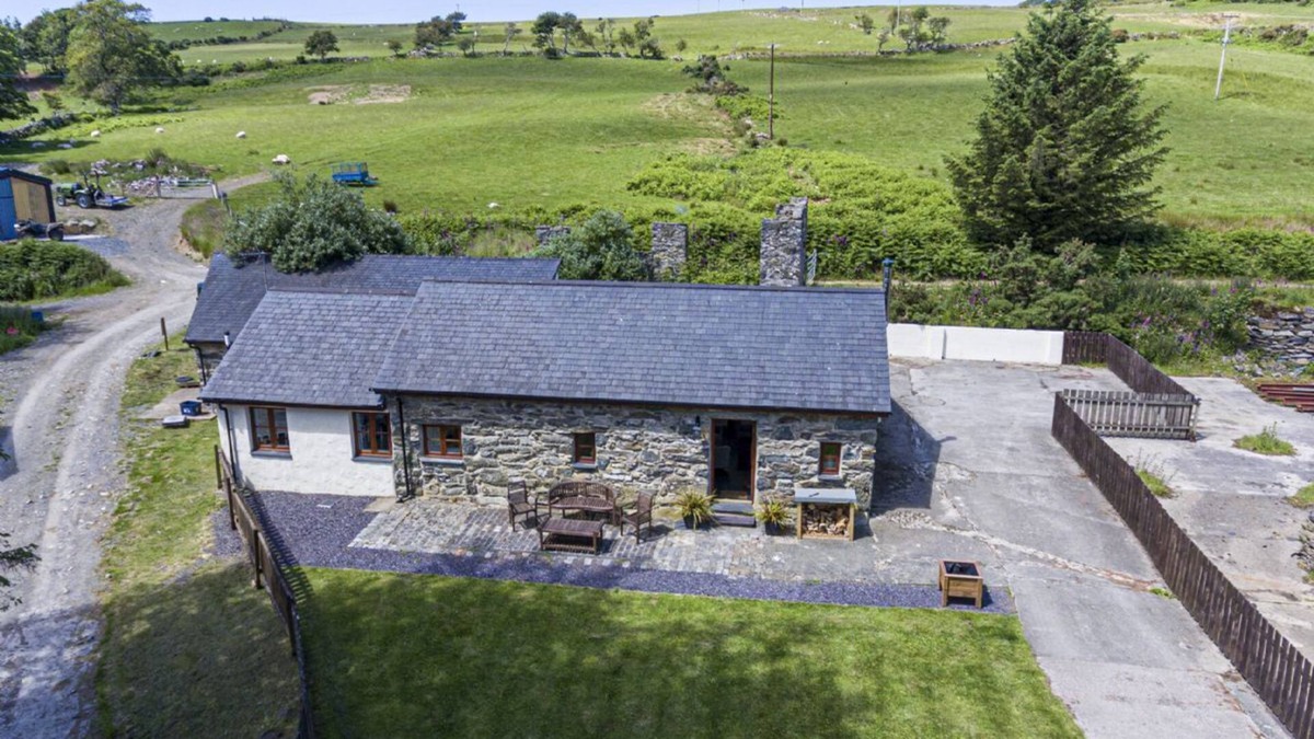 Pentrefelin Cottage | Eisteddfa - Glas y Dorlan - sleeps 4 guests in 2 bedrooms