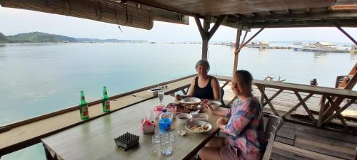 Jerowaru House | Ekas beach floating Homestay and resraurant