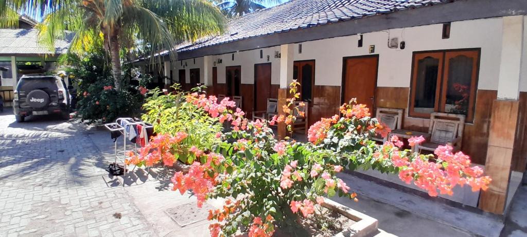 Jerowaru House | Ekas beach guesthouse and restaurant