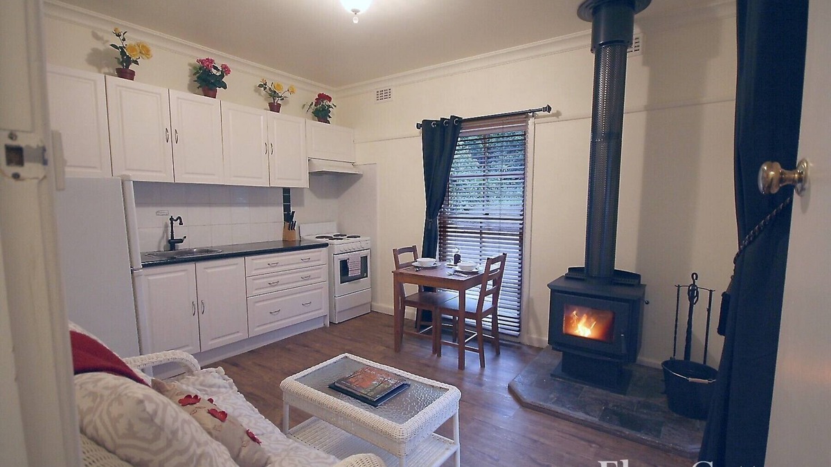 Mount Dandenong Cottage | Elan Cottage with large corner spa