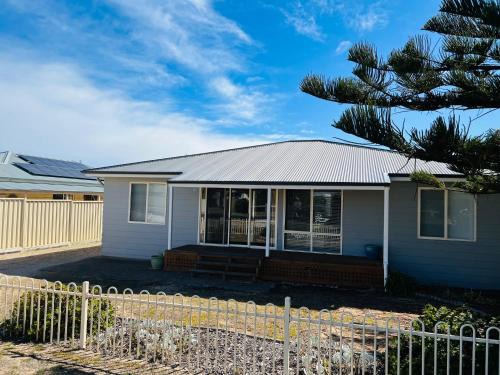 Waterhouse House | Elandra House - WiFi pet friendly outside