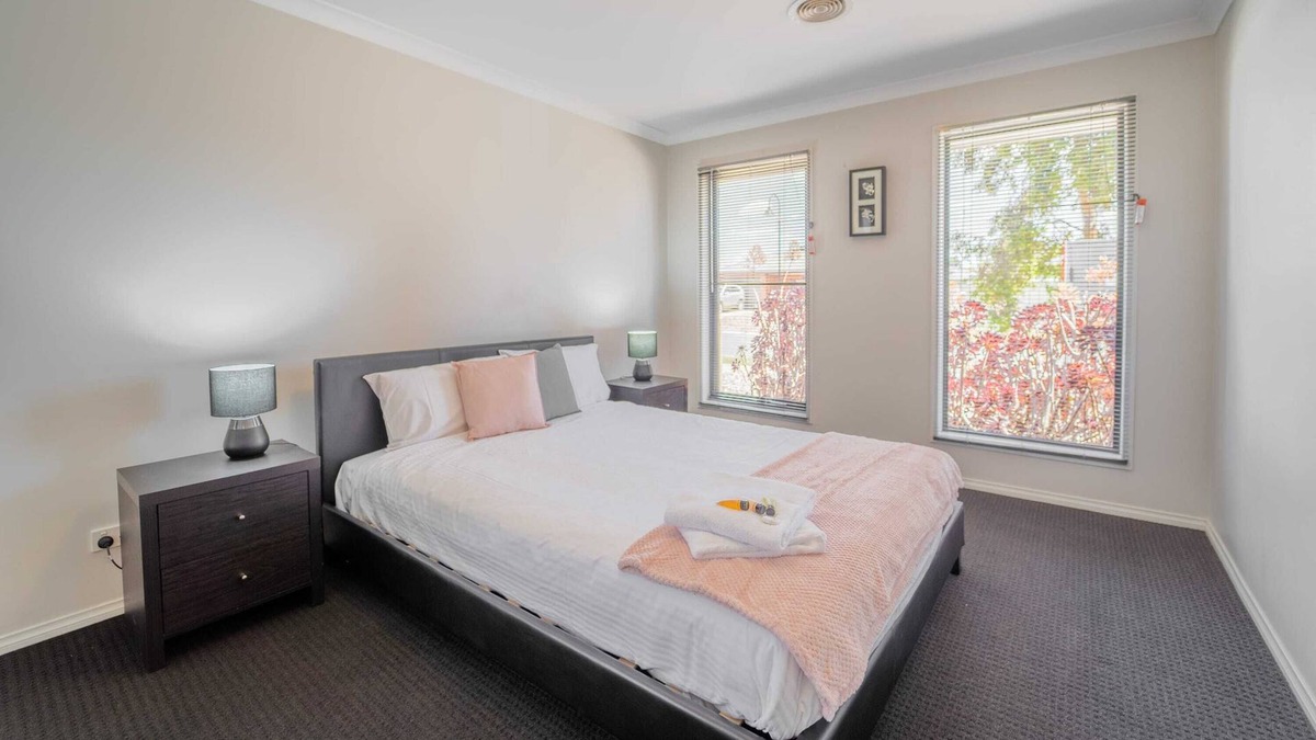 Ascot House | Elandra's Home Close to Shopping Free Parking
