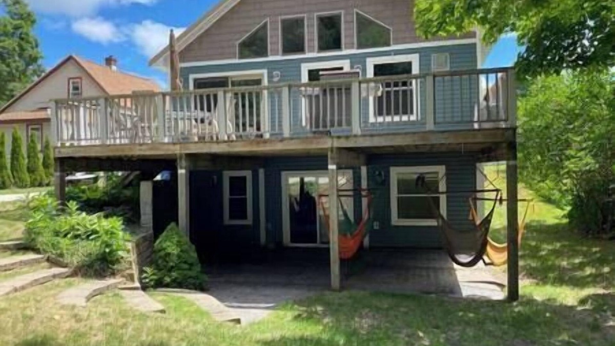 Elberta House | Elberta Bluffs Cottage