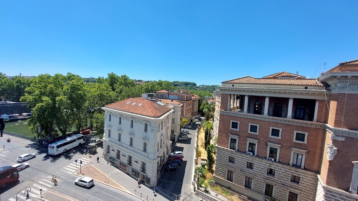 Roman Ghetto Apartment | Elegance, Wine & View