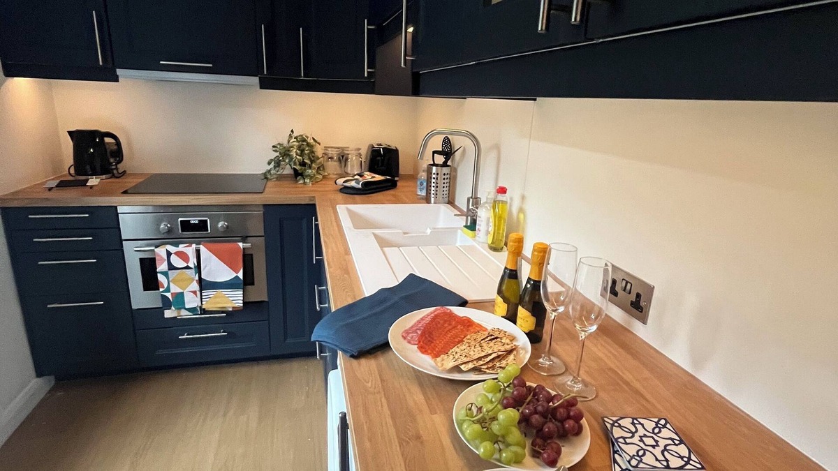 Oxford City Centre Apartment | Elegant 1-bedroom apartment in Oxford with parking, AC