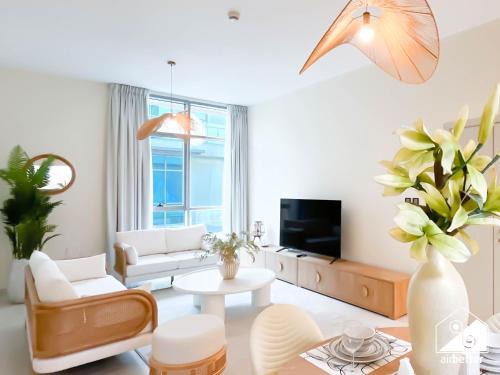 Nad Al Sheba Apartment | Elegant 1-Bedroom City Stay with King Bed