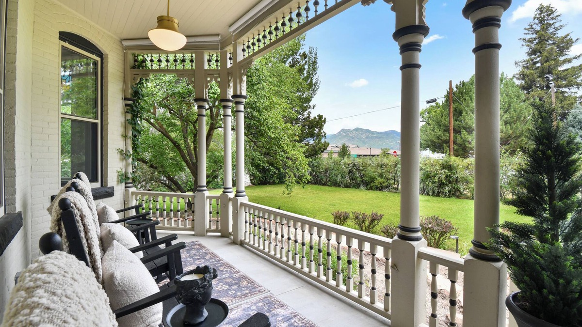 Heber House | Elegant 1892 Queen Anne Manor | Sleeps 10 | Weddings, Reunions, Events, Romantic | Gourmet Kitchen