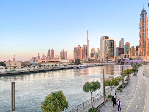 Al Safa Apartment | Elegant 1BR Apt with Balcony Views of Burj Khalifa & Dubai Canal