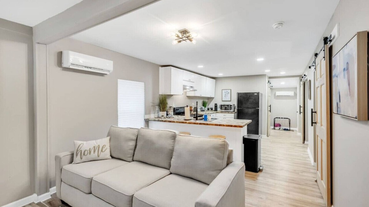 Anderson House | Elegant 2-Bed Cottage with Private Yard