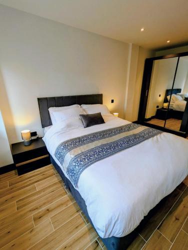 North Finchley Apartment | Elegant 2 bed flat with balcony in London