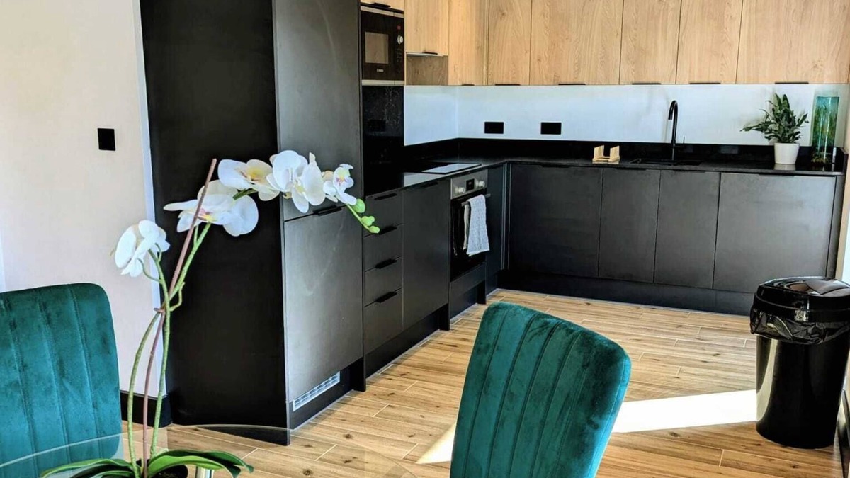 North Finchley Apartment | Elegant 2 bed flat with balcony in London