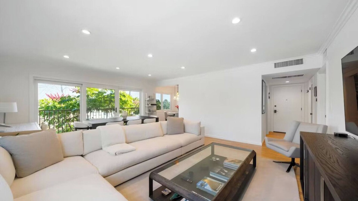 Los Feliz Condo | Elegant 2-bedroom Condo in wonderful Los Feliz with WiFi, Office Space and AC