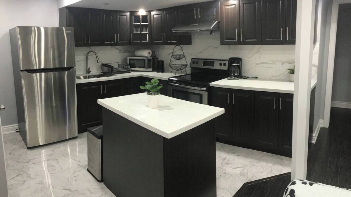 Shelburne House | Elegant 2 Bedrooms Basement apartment.